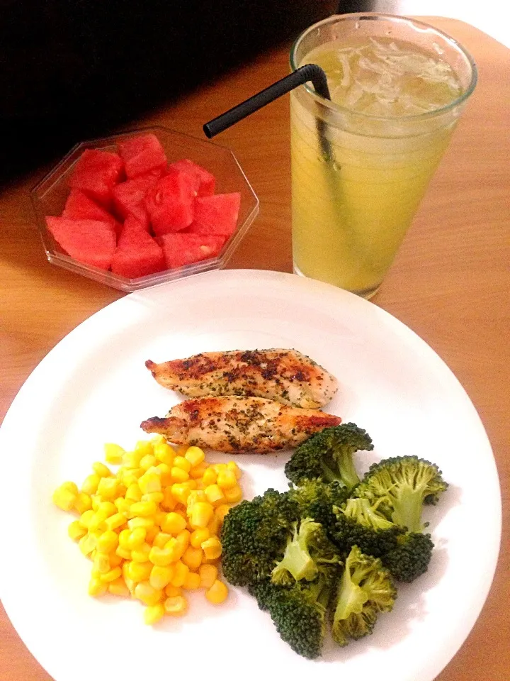 chicken breast, steamed broccoli, corn, water melon and citrus juice.|Erika Kuriharaさん