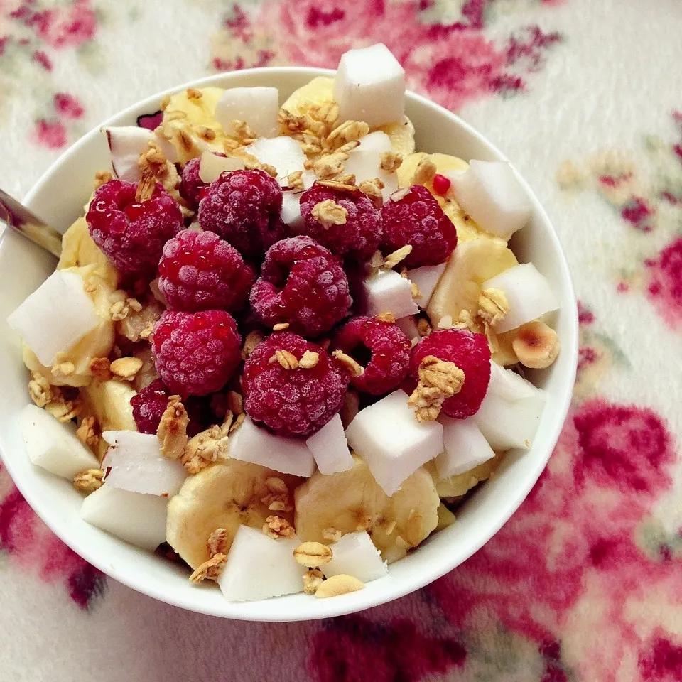 Banana oatmeal with banana slices, coconut pieces and raspberries with granola|Rianneさん