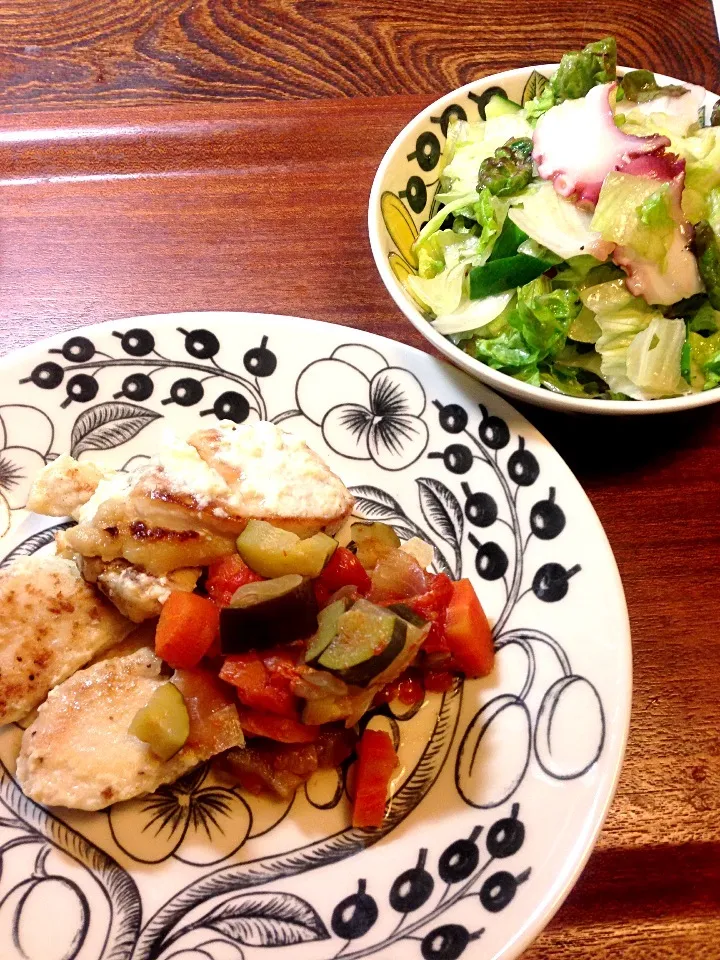 5/22晩ご飯  鶏肉のクリームチーズ焼きラタトゥイユ添え  お刺身サラダ  ＊学校のキャンプから帰宅した娘と久々の晩ご飯。ちょっと頑張って好物を揃えました＊|yukiyamasakiさん