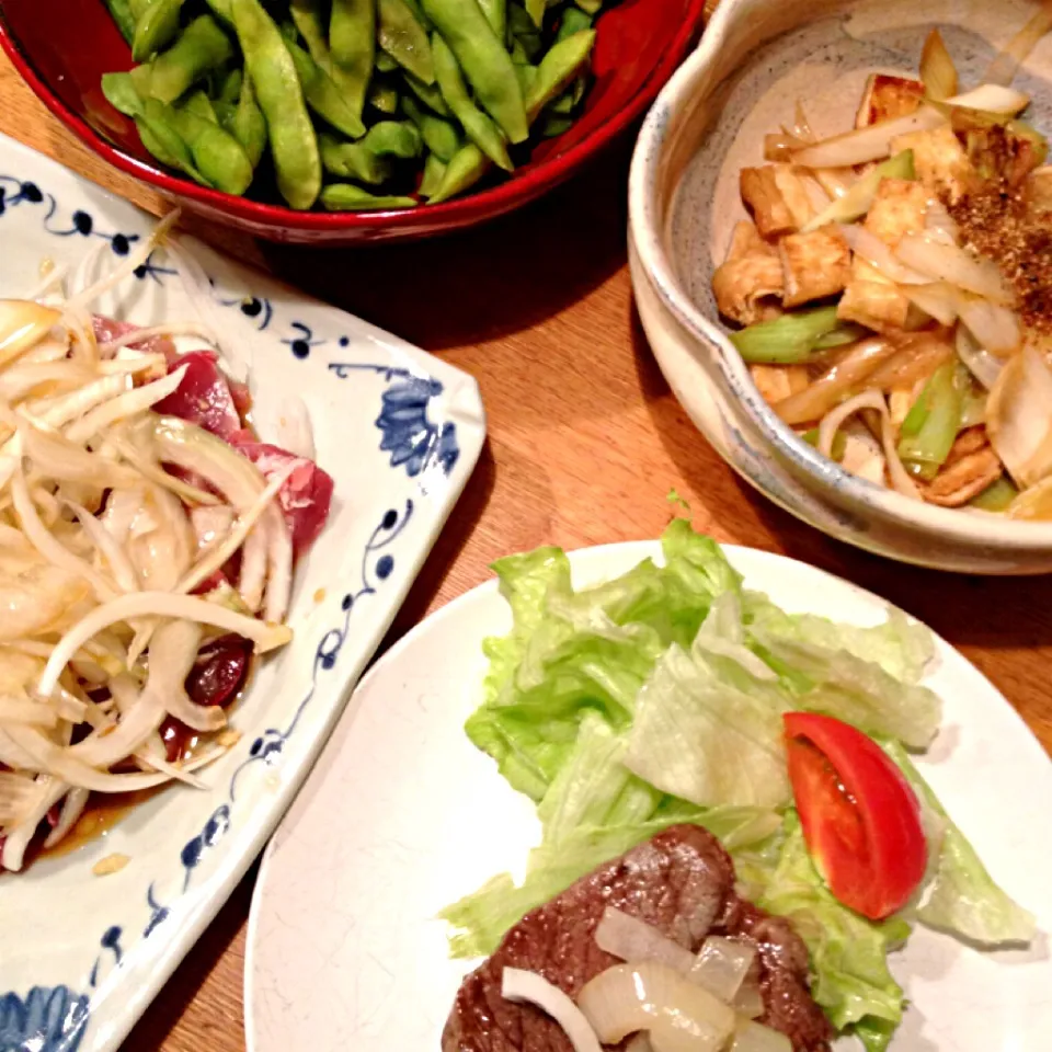 ステーキ、カツオ、長ネギと油揚げの炒め煮、枝豆🎶|レナコさん