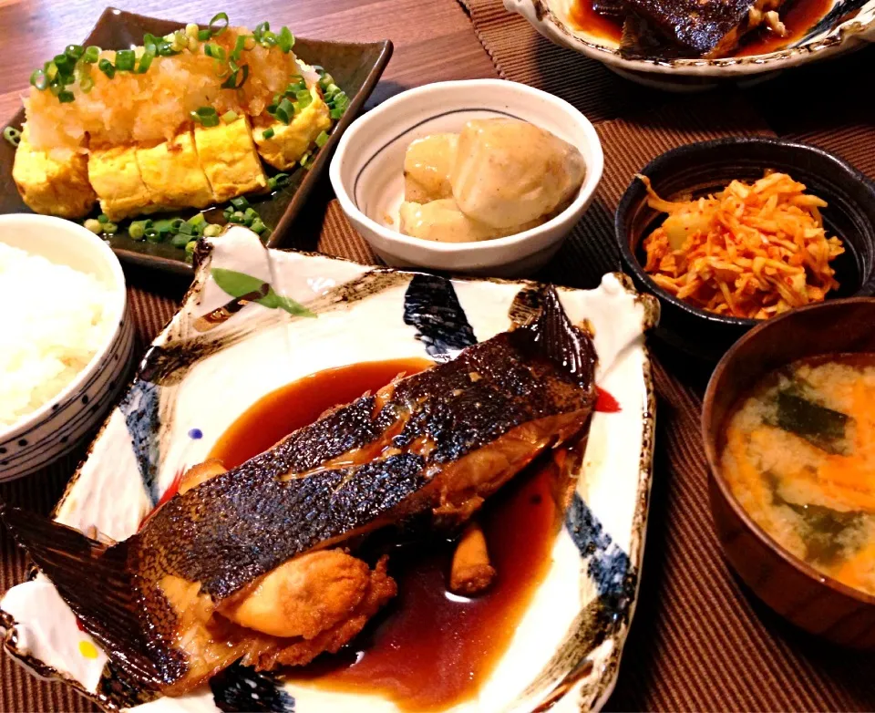 鰈の煮付け、里芋の胡麻味噌煮、出汁巻き玉子、キムチと切り干し大根の炒めもの、人参と若芽の味噌汁、ごはん|サチさん