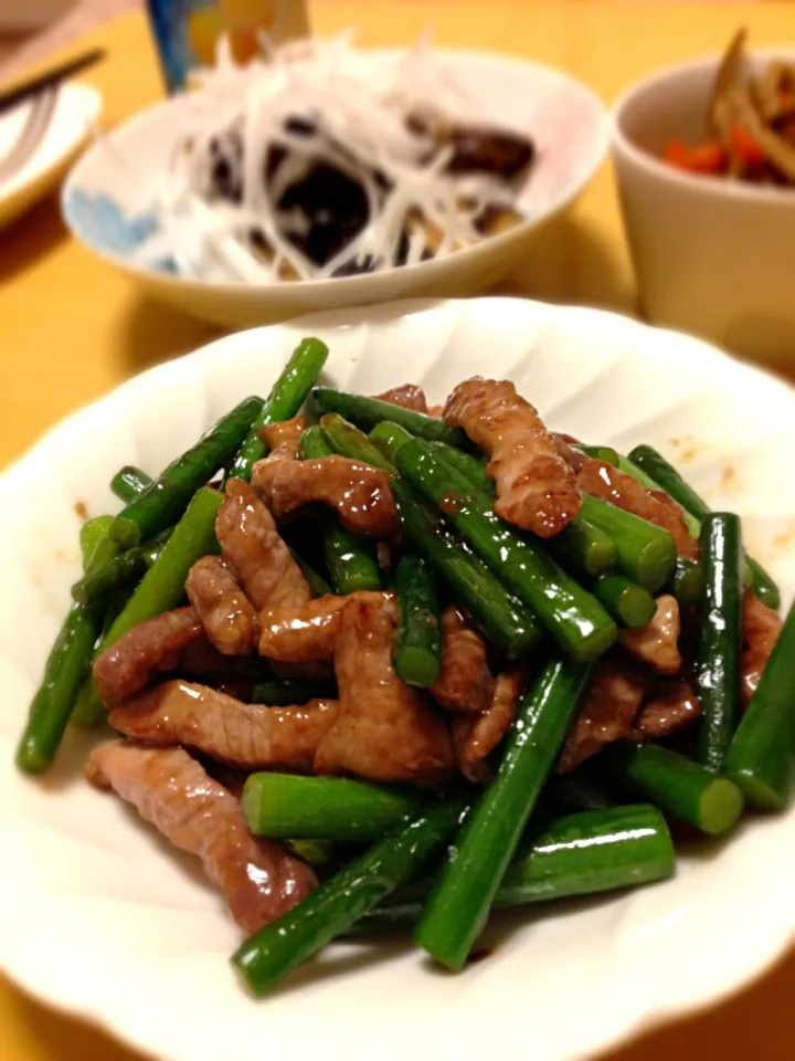 豚肉とにんにくの芽のオイスターソース炒め、冷茄子のピリ辛甘酢浸し、きんぴらごぼう。|liccaさん