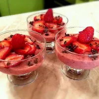 Strawberry-banana dessert with chia seeds and walnuts