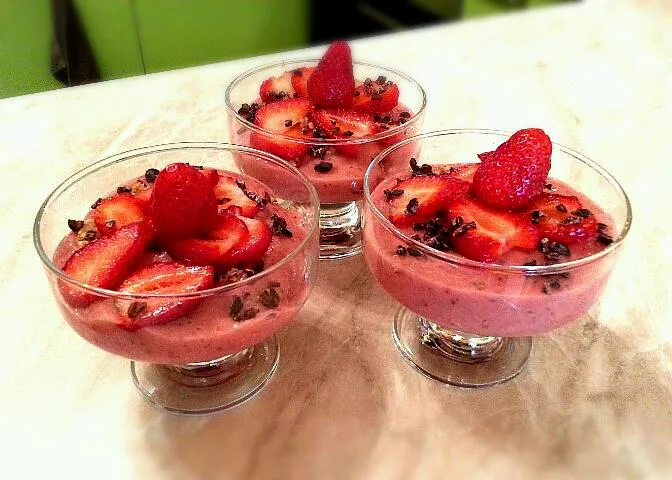 Snapdishの料理写真:Strawberry-banana dessert with chia seeds and walnuts|Danielaさん