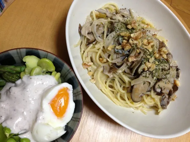 茸とブルーチーズのパスタ、温野菜サラダ|ひろひろさん