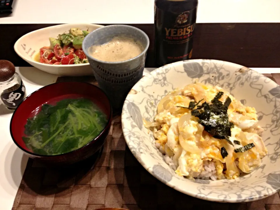 親子丼、シジミと三つ葉の味噌汁、トマトとアボカドのサラダ、、、、今日発売のエビスプレミアムブラックと一緒に|gintanさん