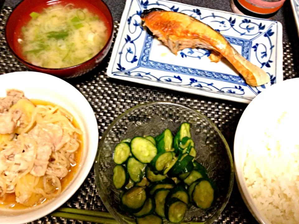 #夕飯 キュウリ生姜漬け、肉ジャガ、ネギ味噌汁、白米、魚(焼鮭)。 魚食べた！|ms903さん