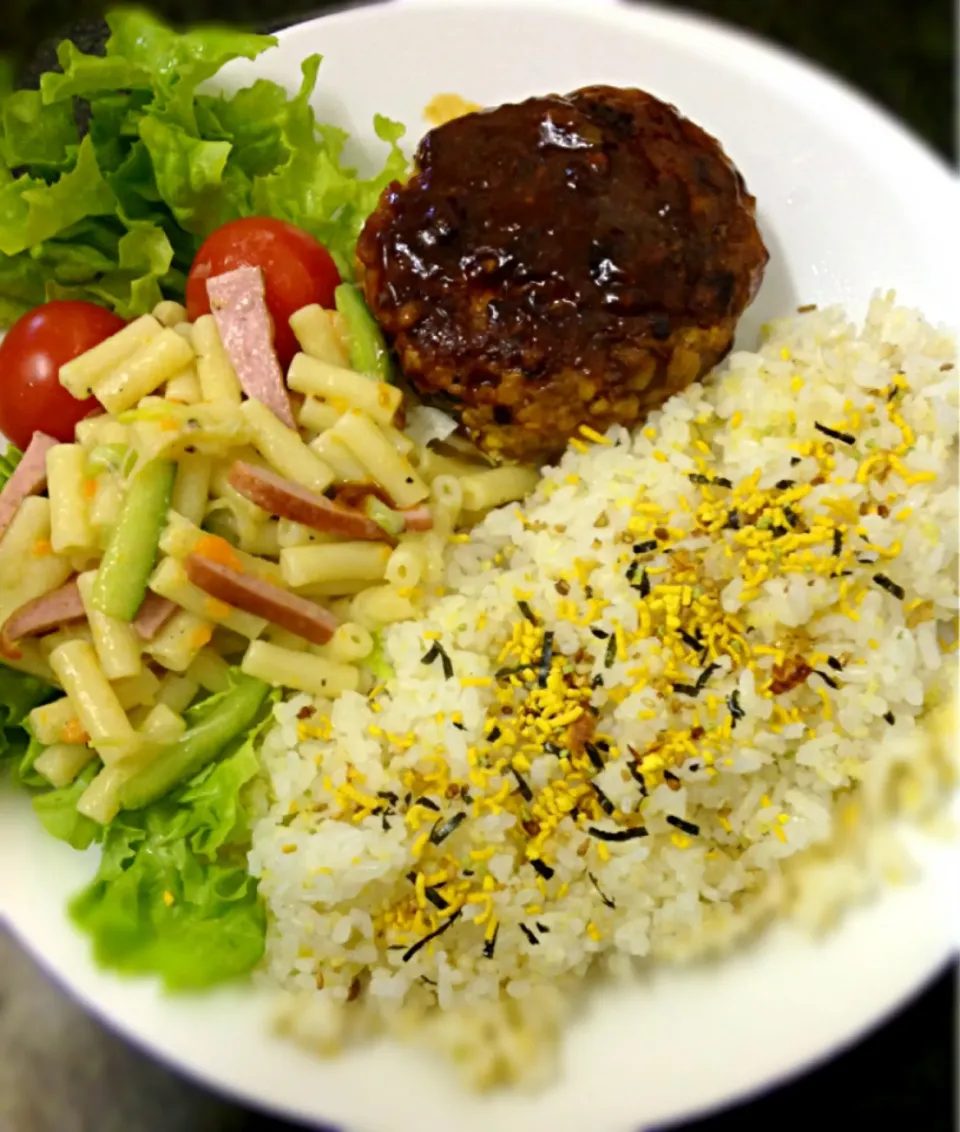 Beef & Tofu Berger, Macaroni salad, ビーフと豆腐のハンバーグ、マカロニサラダ、どーしてもとうるちゃいからご飯にのりたま|ずきみくさん