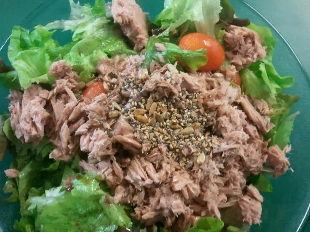 Snapdishの料理写真:Ensalada verde con atun, chrrry y semillas.|alejandro bellocさん