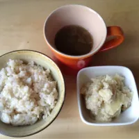 Snapdishの料理写真:新玉ねぎのスープ、ポテサラ、玄米飯|かだらにたさん