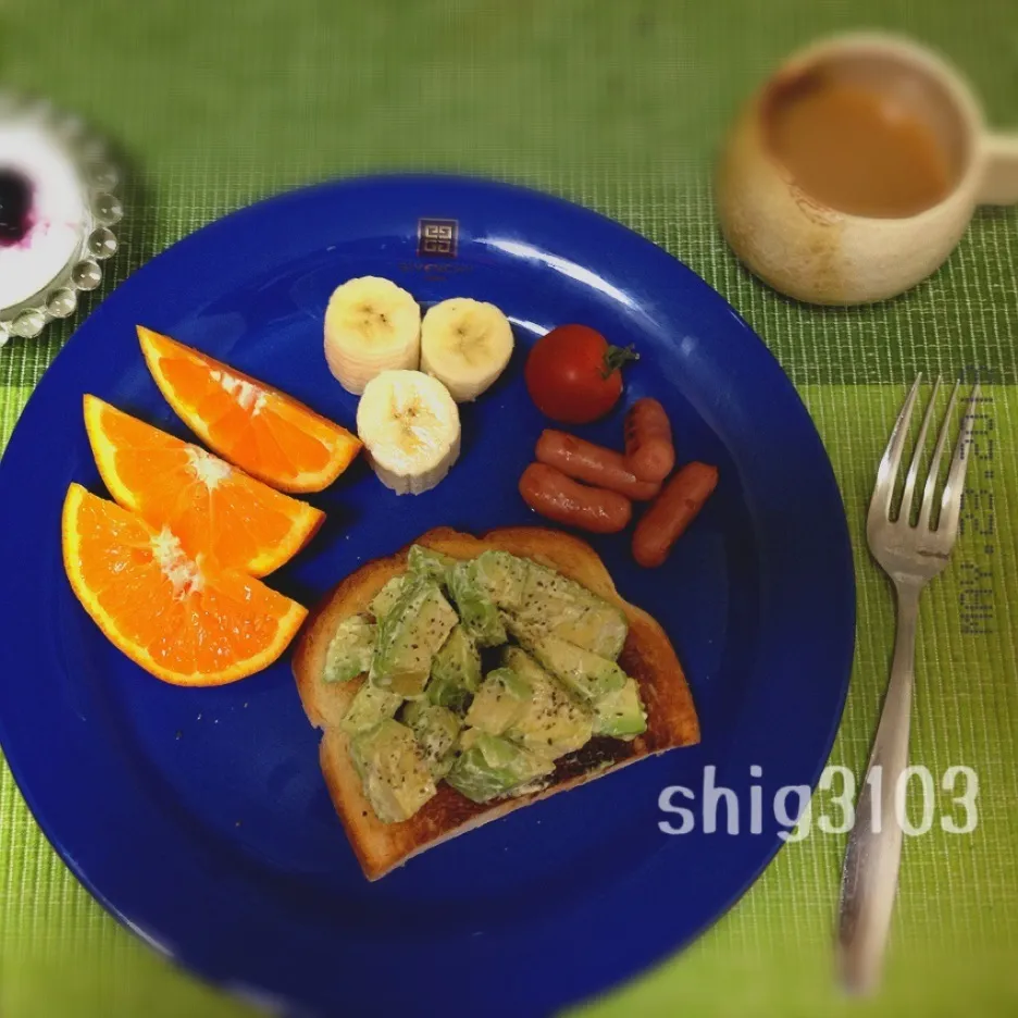 アボカドパンの朝食|さと⋆さん