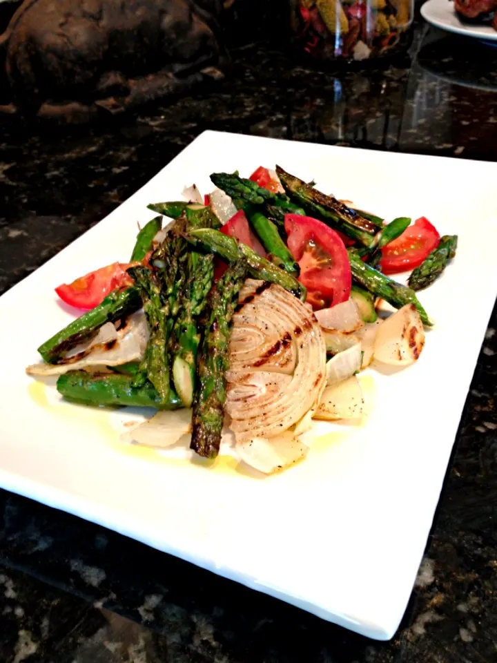 Grilled Georgia Onions, Asparagus and Tomatoes|chris bowdenさん