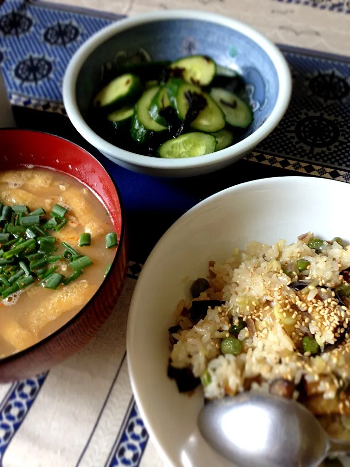 ミョウガと枝豆と炒めナスの混ぜご飯、納豆と油揚げのお味噌汁、浅漬けキュウリの塩昆布あえ|カザラさん