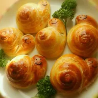 Snapdishの料理写真:a happy family of snaily sweet bread... \\^•^//