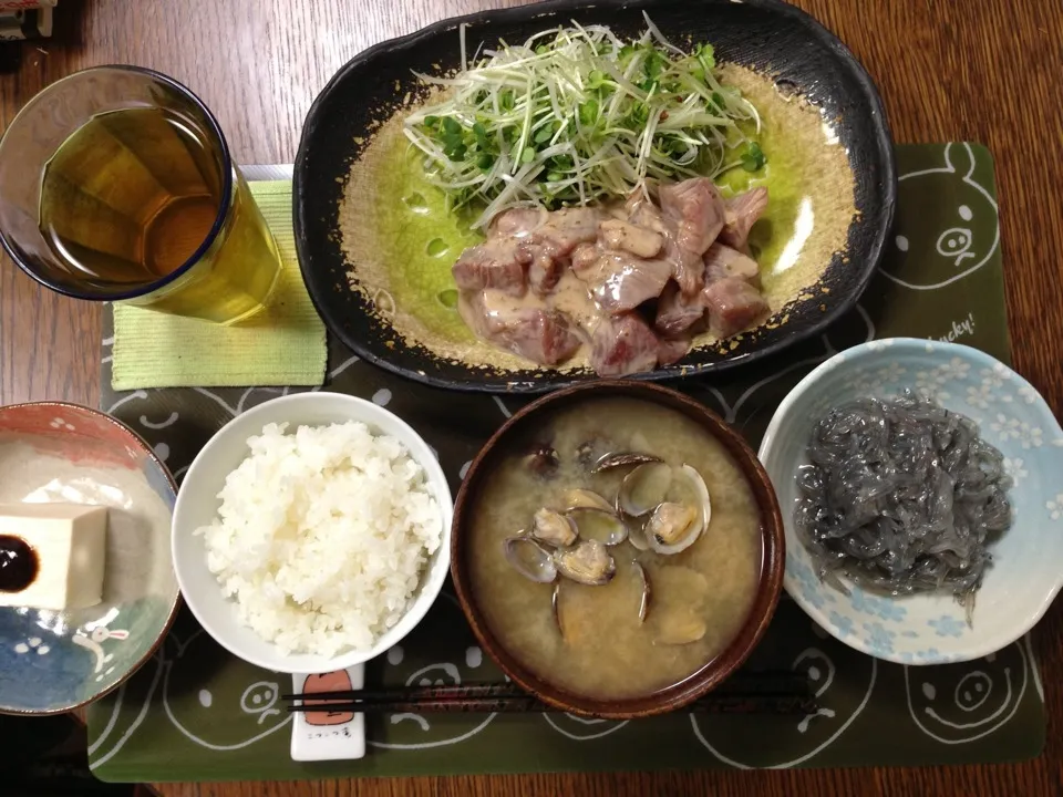 Snapdishの料理写真:鰹の胡麻ダレ和え、生しらす、あさりの味噌汁、冷奴|yuyangさん