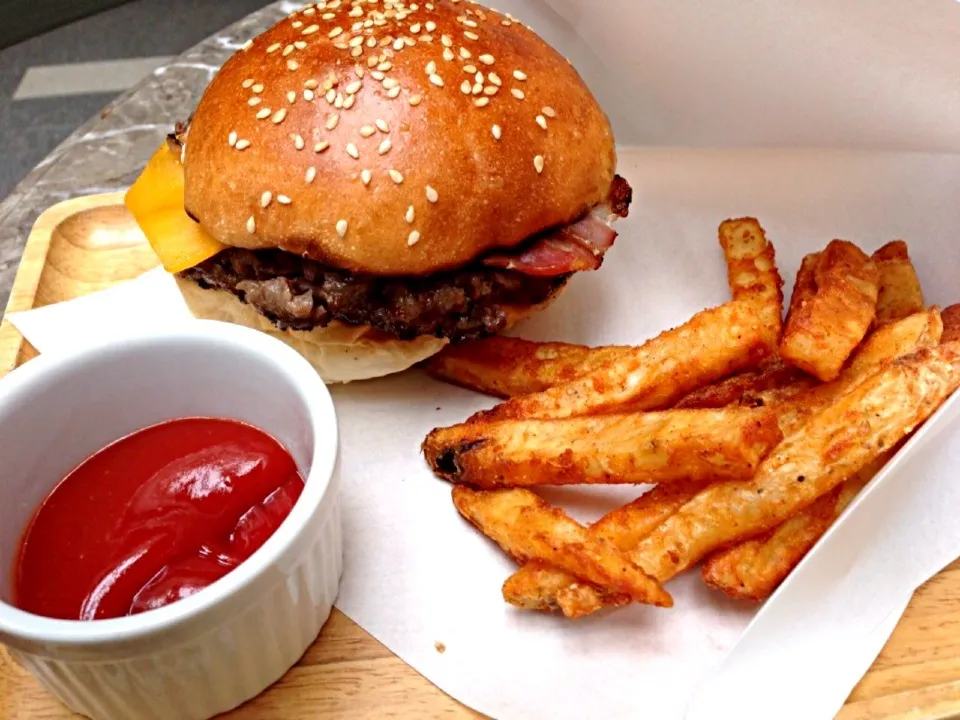 Simply Life - Beef burger with bacon and cheddar cheese & Spicy fries|sweeettooothさん