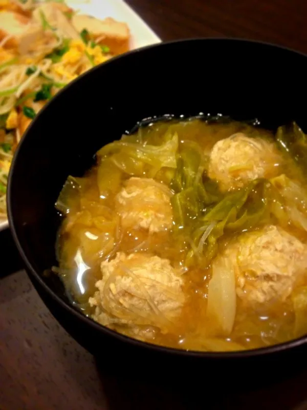 キャベツと鶏団子と春雨の味噌汁|やぎさん