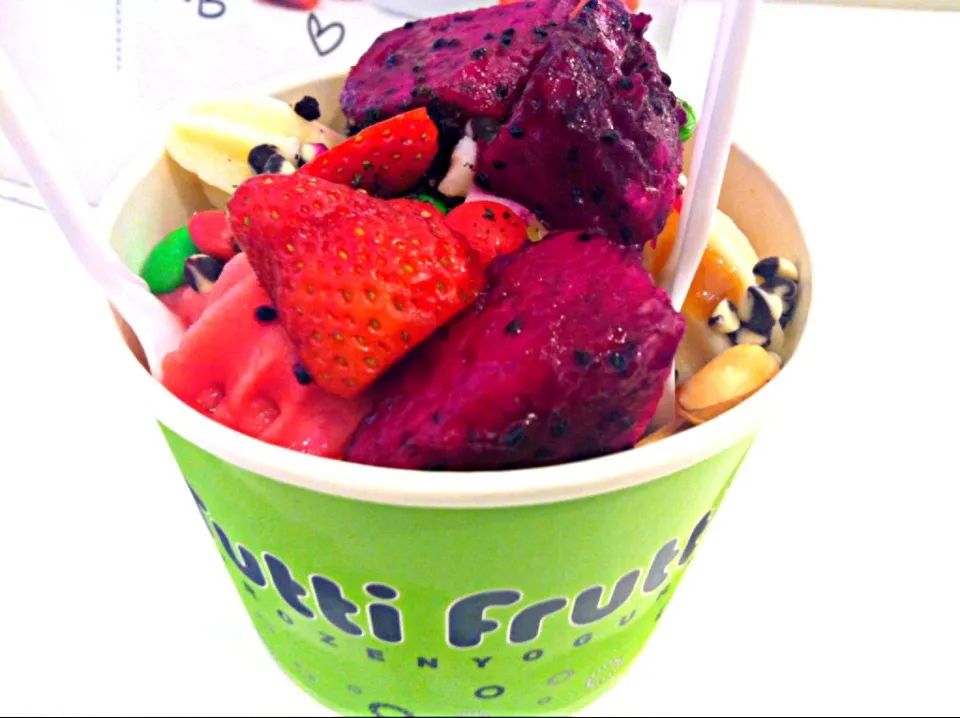 Snapdishの料理写真:Frozen yogurt with fruits at KLCC|Jorge Bernal Márquezさん