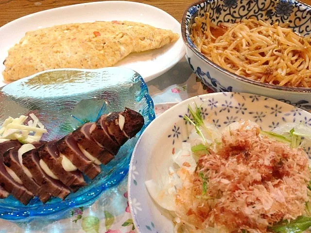 鰹のたたき、玉ねぎサラダ、和風オムレツ（うちのごはんシリーズ）、豚もやし麻婆（すぐ出来るシリーズ）|相良幸子さん