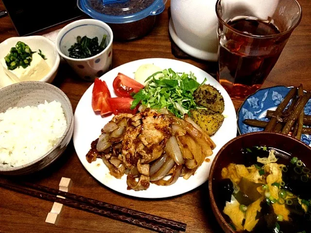 豚の生姜焼き、蕗煮、ほうれん草の胡麻和え、ネギ塩豆腐、バジルポテト、かき玉汁|ひげまろさん