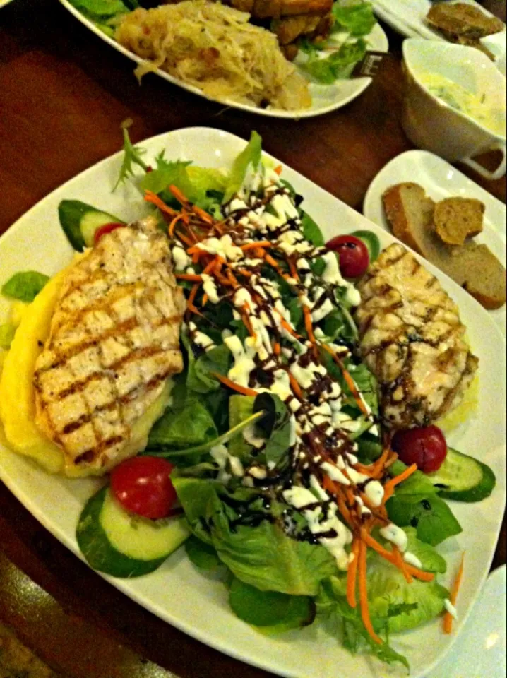 Breast chicken grilled with salad|tiffany chendrainyさん