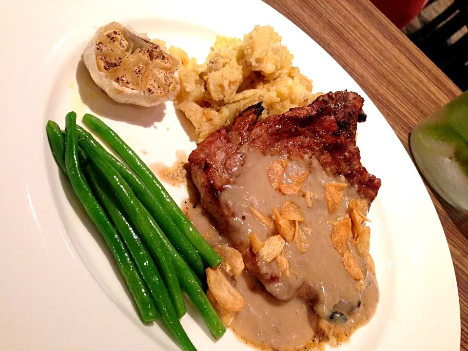 Krazy Garlik Pork Chop with mashed potato|Somewell Gadianeさん