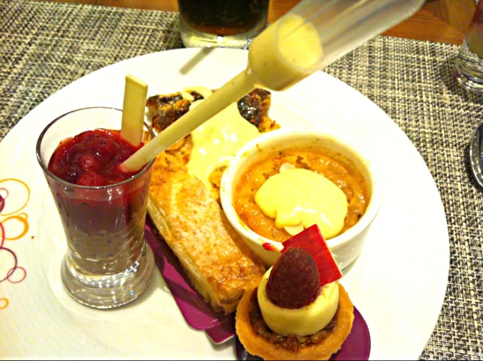 Assorted desserts @ Mosaic - Mandarin Oriental|Jorge Bernal Márquezさん