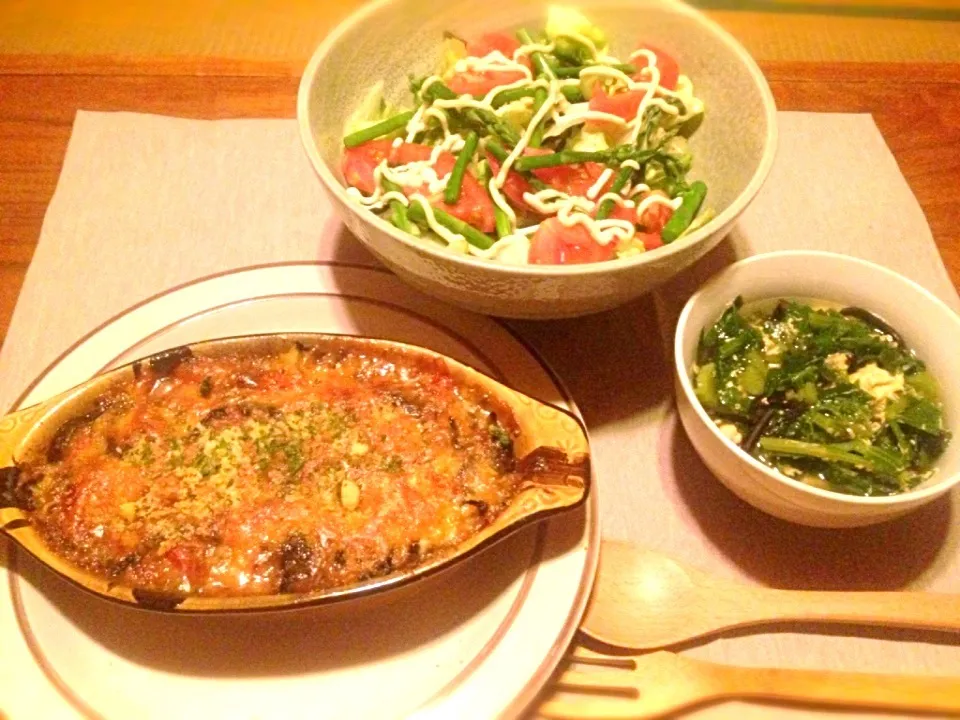 茄子とトマトと葱坊主とエノキと鹿尾菜と挽肉のホワイトソースグラタンと採れたてアスパラガスのサラダとセロリと玉子のコンソメスープ|トキロックさん