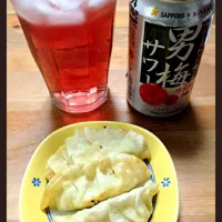 Snapdishの料理写真:枝豆しらすチーズの揚げ餃子  ＆  男梅サワー|norikoさん