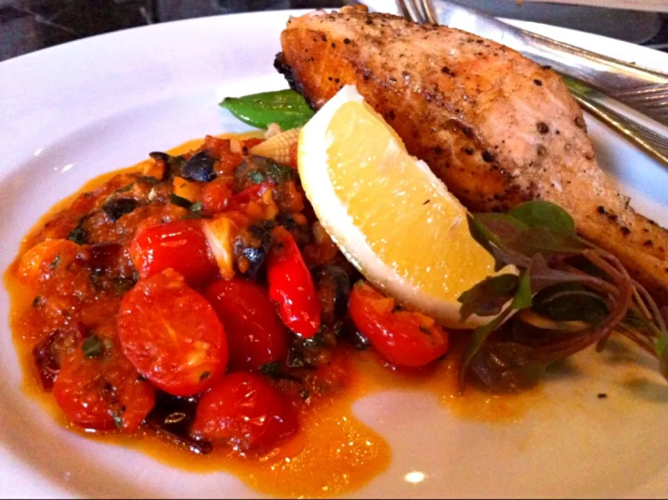 Grilled salmon with spicy tomato sauce|Saranya R.さん