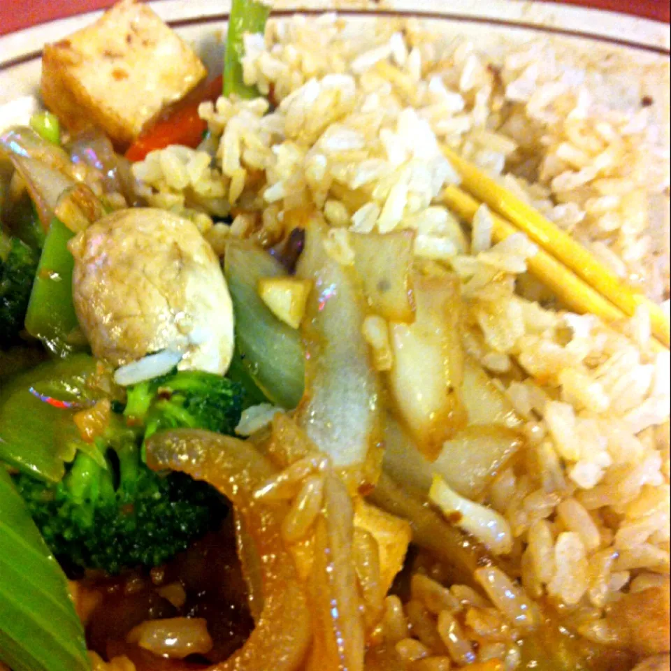 Spicy garlic tofu with veggies and brown rice|virginia frasseさん