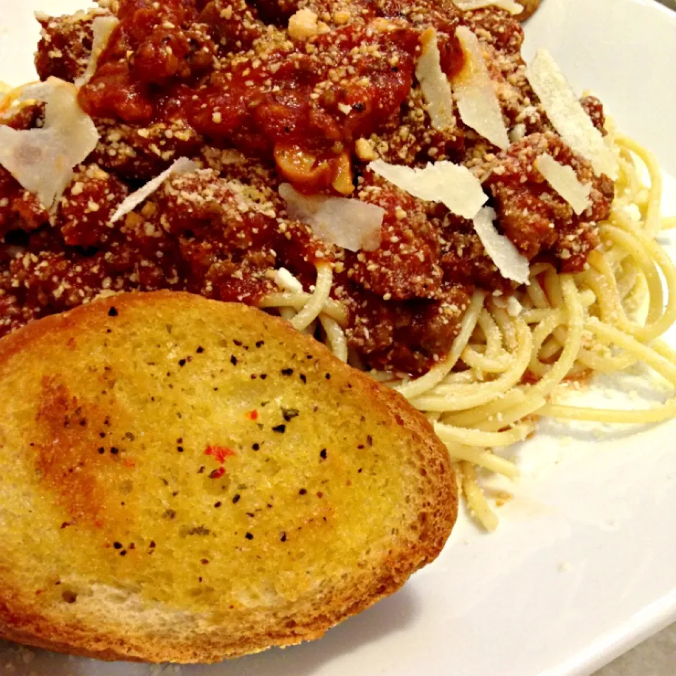 Spaghetti w/ wheat noodles, mushrooms, Parmesan cheese, ground beef and Italian sausage ... Oh and I can't forget the Coles Frozen garlic bread that I professio|Curt Chillさん