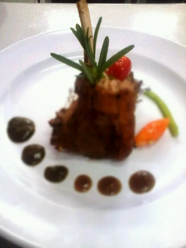 Lamb rack with mint sauces.|nur amirahさん