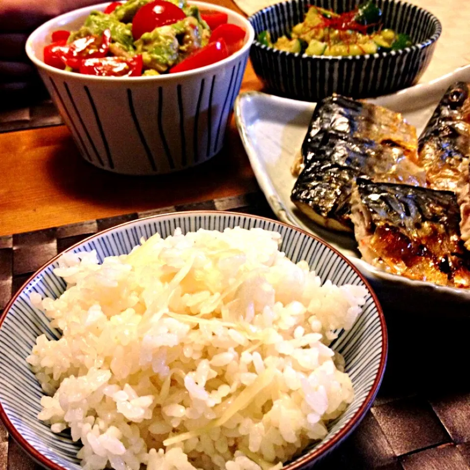 生姜ごはん、鯖の塩焼き、アボカドとチキンのサラダ、たたききゅうり|마도카さん