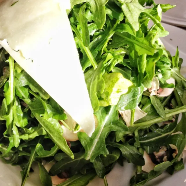 Arugula, white button mushrooms and cheddar salad|michelleさん