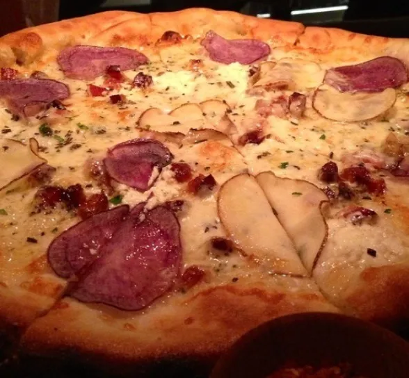 Snapdishの料理写真:Potato and Bacon Pizza|Romeoさん