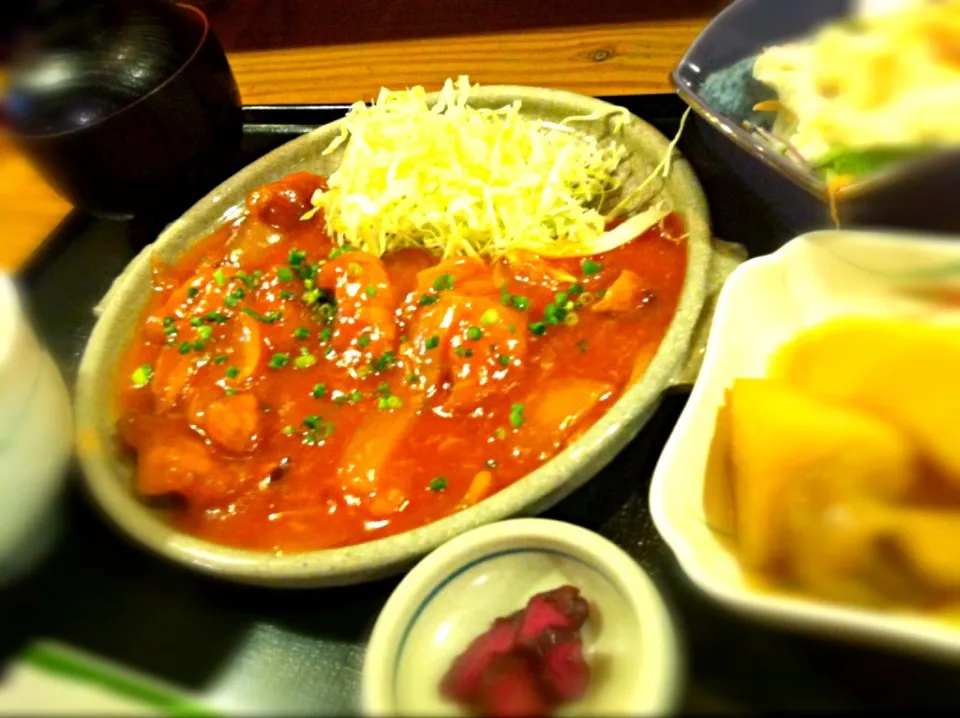 Snapdishの料理写真:【本日のランチ】白身魚のチリソース定食。ふつうに(ﾟдﾟ)ｳﾏｰ 。|JTKさん