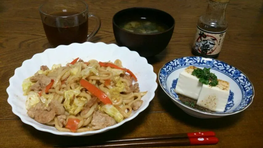 焼きうどん＆冷奴＆ワカメとネギの味噌汁|えっちゃんさん