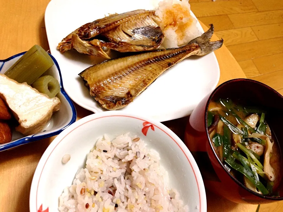 Snapdishの料理写真:魚、煮物、味噌汁、雑穀米|ひろひろさん