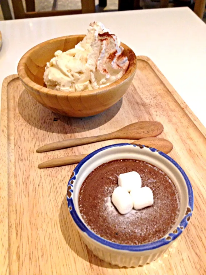 Snapdishの料理写真:Chocolate lava and rum raisin ice cream|Owfu B.さん