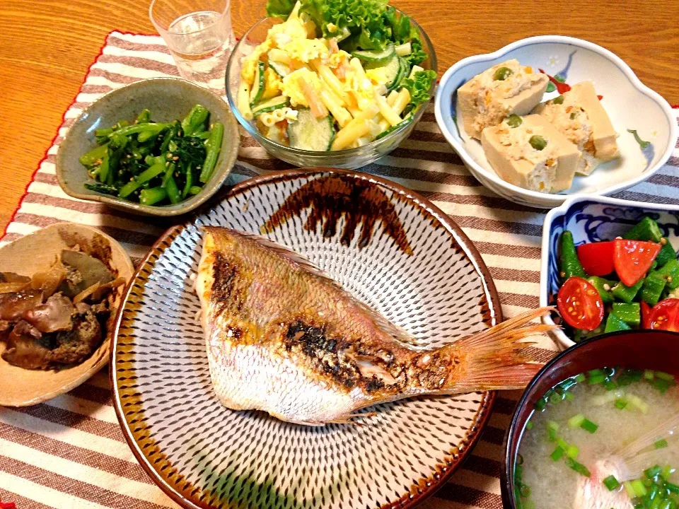 たいの塩焼き  高野豆腐の肉詰め  オクラとトマトの酢のもの  春菊の胡麻あえ  とりレバー生姜煮  マカサラ  たいあらの味噌汁|家飲みさん