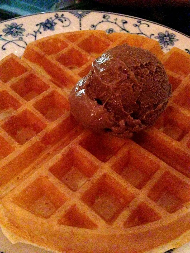 chocolate truffle ice cream on waffle|hweeyhさん