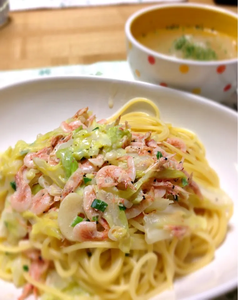 Skytripperさんの「THE 春菊🌿」ソースで 桜エビとキャベツのパスタ🍝 と、玉ねぎ丸ごとスープ|こいちさん