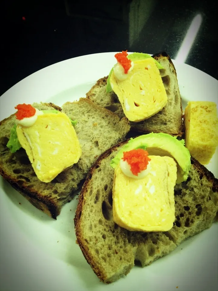 Tamago ebi with avocado on wholewheat toast|Prae~*さん