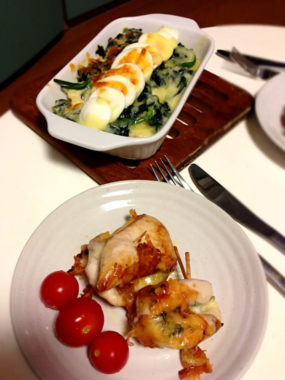 Green "shiso"+ cheese  stuffed chicken fillet w/ oven baked mashed potato spinach topped with eggs|Emi Chiba-Smithさん