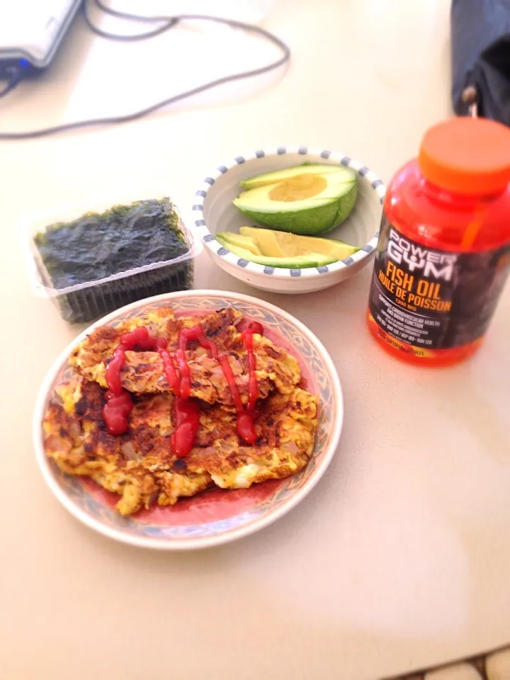 Snapdishの料理写真:Egg omelet w/ red onion and bacon. Avocado. Seaweed. Daily fish oil supplement.|pesci Tさん