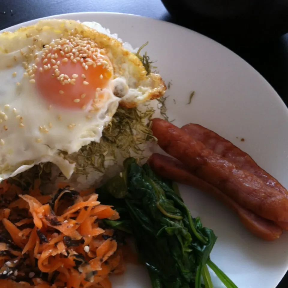 めかぶご飯とサラダ、お浸し、ウインナー (朝食)|yuiさん