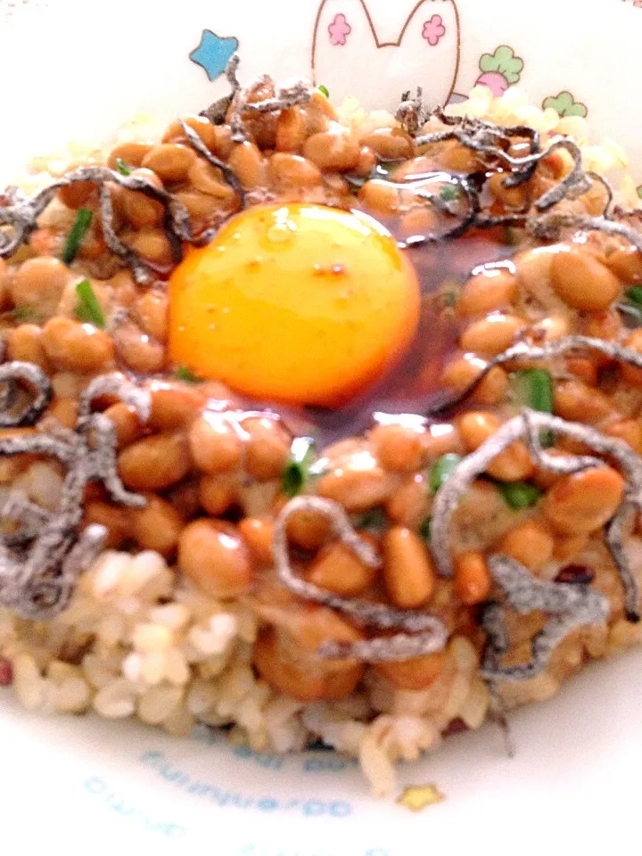 玄米納豆卵かけごはん Traditional Japanese breakfast : Farmented soy beans w/ organic raw egg & salty kelp over steaming hot brown rice|yummersさん