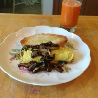 Turkey bacon omelet sautéed mushrooms and Sourdough bread. carot juice|Travis A Darlingさん