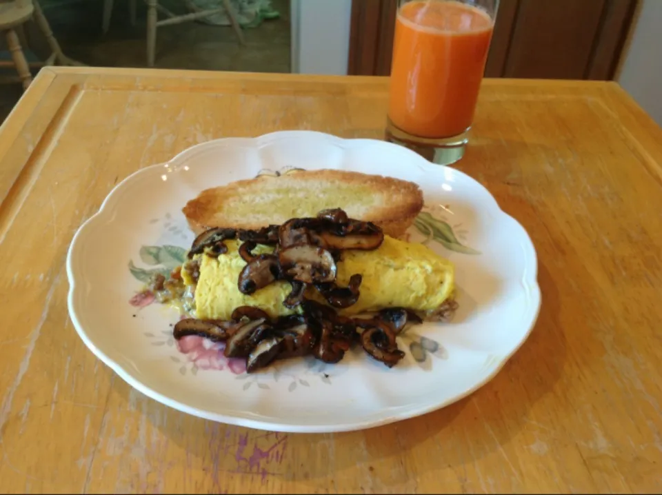 Snapdishの料理写真:Turkey bacon omelet sautéed mushrooms and Sourdough bread. carot juice|Travis A Darlingさん